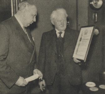 300317 Afbeelding van de heer C.M. Hin van de Kousenfabriek Hin te Haarlem, in de zaal van de Stichtse Industriële Club ...